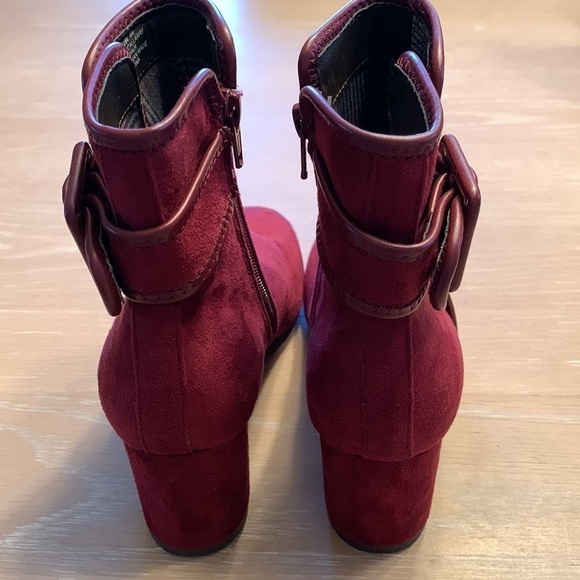 White Mountain Faux Suede Booties beautiful wine color & excellent condition - Picture 4 of 8
